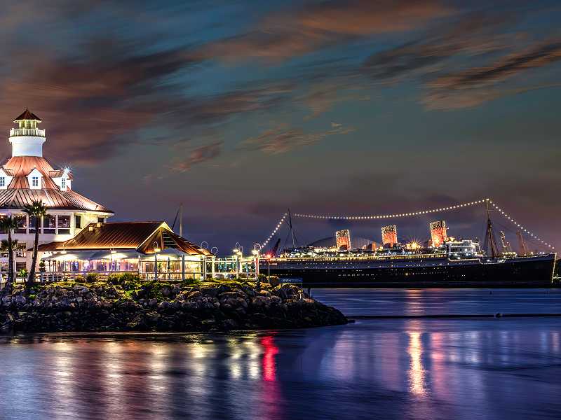 Das Hotelschiff bei Nacht