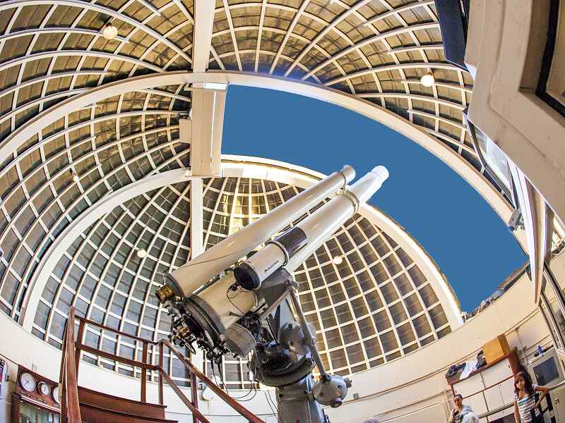 Teleskop im Observatorium